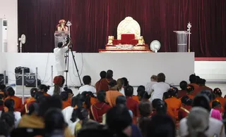 http://nithyananda.org/sites/default/files/photo-gallery/2014-04apr-21st-nithyananda-diary_MG_0691_nithya-satsang-crowd.JPG