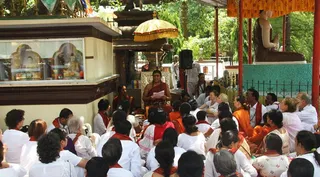 http://nithyananda.org/sites/default/files/photo-gallery/2014-05may-02-nithyananda-diaryIMG_3692_varanasi-innerawakening-crowd-swamiji.JPG