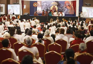 http://nithyananda.org/sites/default/files/photo-gallery/2014-05may-11-nithyananda-diary_MG_8339_crowd_padapuja.JPG