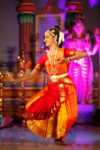 http://nithyananda.org/sites/default/files/photo-gallery/2014-06jun-01-nithyananda-diary_IMG_2719_bidadi-bharathanatyam-arangetram.JPG