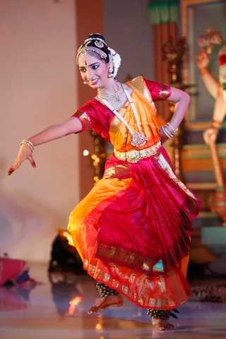 http://nithyananda.org/sites/default/files/photo-gallery/2014-06jun-01-nithyananda-diary_IMG_2749_bidadi-bharathanatyam-arangetram.JPG