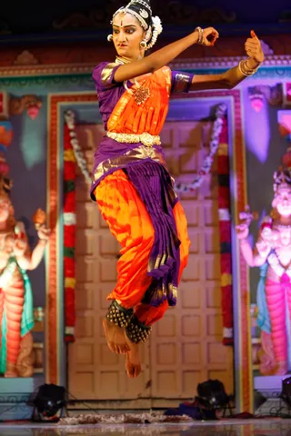 http://nithyananda.org/sites/default/files/photo-gallery/2014-06jun-01-nithyananda-diary_IMG_2892_bidadi-bharathanatyam-arangetram_0.JPG