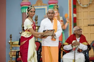 http://nithyananda.org/sites/default/files/photo-gallery/2014-06jun-01-nithyananda-diary_IMG_3341_bidadi-bharathanatyam-arangetram-felicitation.JPG