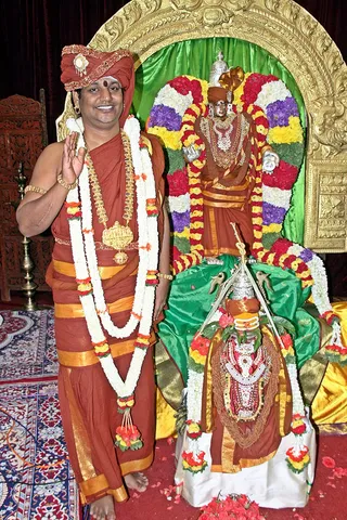 http://nithyananda.org/sites/default/files/photo-gallery/2014-06jun-12-nithyananda-diary_IMG_4873_bidadi-swamiji-blessings_3.JPG