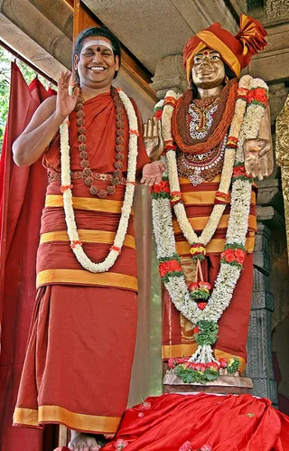 Bhagavan Sri Nithyananda Paramashivam blessing the world with the newly consecrated life size Murthi of HIM.