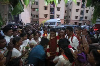Devotees thronged to welcome and have Darshan of Swamiji accepting the prayers to accept Pada Puja at their home.