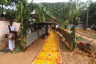 https://nithyananda.org/sites/default/files/photo-gallery/2014-07jul-01-nithyananda-diary_IMG_3086-20140703-091124_pudukottai-house-visit_0.JPG?1404390523
