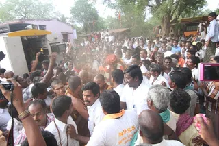 https://nithyananda.org/sites/default/files/photo-gallery/2014-07jul-01-nithyananda-diary_IMG_3151-20140703-091143_pudukottai-house-visit_0.JPG?1404390717