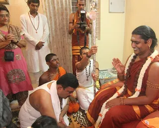 https://nithyananda.org/sites/default/files/photo-gallery/2014-07jul-07-nithyananda-diary_IMG_9708_bangalore-house-visit_2.JPG