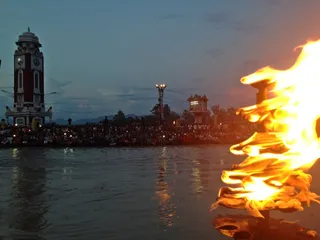 https://nithyananda.org/sites/default/files/photo-gallery/2014-07jul-27-nithyananda-diary_IMG_2033_haridwar-ganga-aarthi.JPG?1406551732