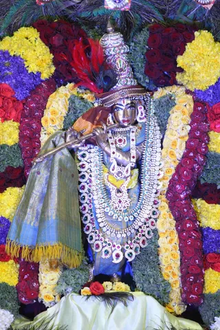 https://nithyananda.org/sites/default/files/photo-gallery/2014-08aug-17-nithyananda-diary_IMG_4470_bidadi-krishna-jenmashtami-morning-nithya-satsang.JPG