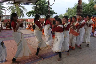 https://nithyananda.org/sites/default/files/photo-gallery/2014-08aug-17-nithyananda-diary_IMG_5355_bidadi-krishna-jenmashtami-evening-dance-nithyanandeshwara-temple.JPG