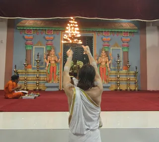 https://nithyananda.org/sites/default/files/photo-gallery/2014-08aug-22-nithyananda-diary_IMG_6512_bidadi-nithya-puja.JPG?1408770647