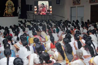 https://nithyananda.org/sites/default/files/photo-gallery/2014-08aug-23-nithyananda-diary_IMG_6861_bidadi-ndy-day1-swamiji-crowd_0.JPG?1408967788