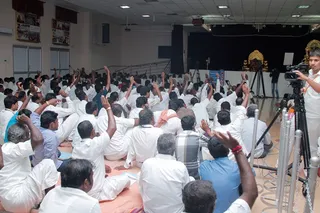 https://nithyananda.org/sites/default/files/photo-gallery/2014-08aug-23-nithyananda-diary_IMG_6862_bidadi-ndy-day1-swamiji-crowd_0.JPG?1408967796