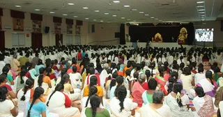 https://nithyananda.org/sites/default/files/photo-gallery/2014-08aug-23-nithyananda-diary_IMG_6987_bidadi-ndy-day1-swamiji-crowd.JPG?1408966226