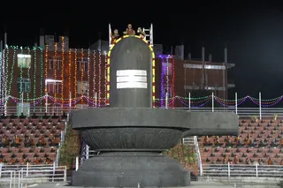 https://nithyananda.org/sites/default/files/photo-gallery/2014-08aug-25-nithyananda-diary_IMG_8599_bidadi-rudrabishekam.JPG?1408971548