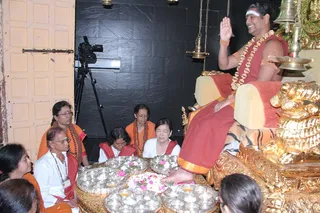 https://nithyananda.org/sites/default/files/photo-gallery/2014-08aug-29-nithyananda-diary_IMG_0174_bidadi-padapuja-swamiji-devotees.JPG?1409374969