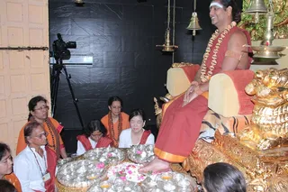 https://nithyananda.org/sites/default/files/photo-gallery/2014-08aug-29-nithyananda-diary_IMG_0175_bidadi-padapuja-swamiji-devotees.JPG?1409374975