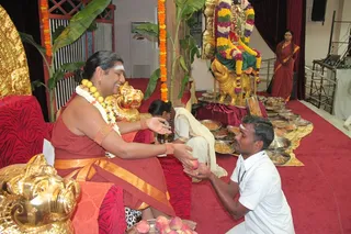 https://nithyananda.org/sites/default/files/photo-gallery/2014-08aug-29-nithyananda-diary_IMG_0243_bidadi-swamiji-kalpataru-darshan.JPG?1409375174