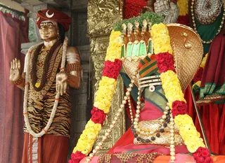 https://nithyananda.org/sites/default/files/photo-gallery/2014-09sep-05-nithyananda-diary_IMG_2552_bidadi-temple-sanctum-swayambu-lingam-swami-moorthi.JPG?1410263239