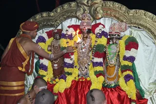 https://nithyananda.org/sites/default/files/photo-gallery/2014-09sep-06-nithyananda-diary_IMG_3012_bidadi-temple-homa-arati.JPG