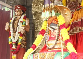 https://nithyananda.org/sites/default/files/photo-gallery/2014-09sep-07-nithyananda-diary_IMG_3308_bidadi-temple-sanctum-swayambu-lingam-swami-moorthi.JPG