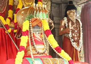 https://nithyananda.org/sites/default/files/photo-gallery/2014-09sep-07-nithyananda-diary_IMG_3309_bidadi-temple-sanctum-swayambu-lingam-kapila-muni-moorthi.JPG
