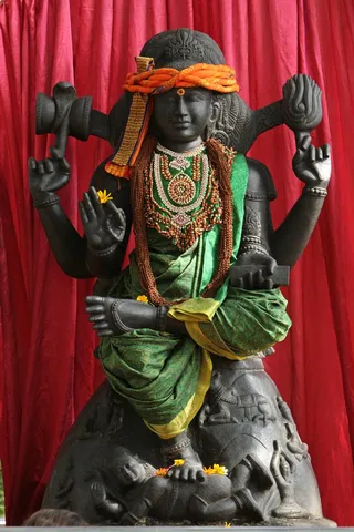https://nithyananda.org/sites/default/files/photo-gallery/2014-09sep-11th-nithyananda-diary_IMG_4457_bidadi-temple-dakshinamurthi.JPG