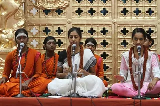 https://nithyananda.org/sites/default/files/photo-gallery/2014-09sep-12th-nithyananda-diary_IMG_4840_bidadi-kirthan.JPG?1411038443