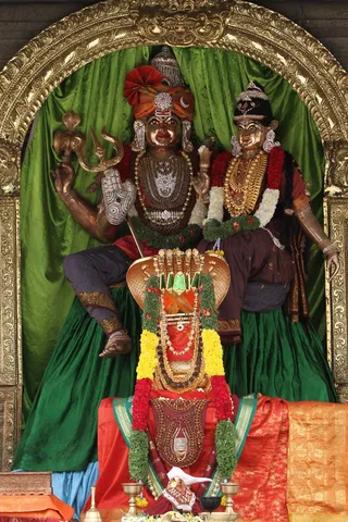 https://nithyananda.org/sites/default/files/photo-gallery/2014-09sep-13th-nithyananda-diary_IMG_5136_bidadi-temple.JPG?1411102535