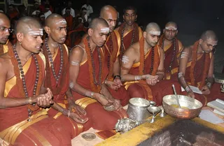 https://nithyananda.org/sites/default/files/photo-gallery/2014-09sep-16th-nithyananda-diary_IMG_6997_bidadi-viraja-homa.JPG?1411106724