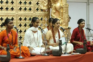 https://nithyananda.org/sites/default/files/photo-gallery/2014-09sep-18-nithyananda-diary_IMG_7309_bidadi-nithya-kirtan-devotees-singing_0.JPG?1411159650