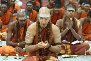https://nithyananda.org/sites/default/files/photo-gallery/2014-09sep-19-nithyananda-diary_IMG_7542_bidadi-nithya-puja-devotees-offering.JPG?1412418647