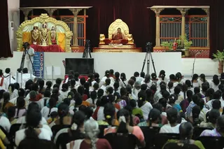 https://nithyananda.org/sites/default/files/photo-gallery/2014-09sep-20-nithyananda-diary_IMG_7737_bidadi-ndy-nithya-dhyaan-yoga-session-devotees-crowd.JPG?1412412390