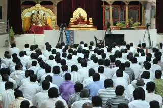 https://nithyananda.org/sites/default/files/photo-gallery/2014-09sep-20-nithyananda-diary_IMG_7740_bidadi-ndy-nithya-dhyaan-yoga-session-devotees-crowd.JPG?1412412390