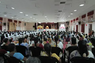 https://nithyananda.org/sites/default/files/photo-gallery/2014-09sep-20-nithyananda-diary_IMG_7799_bidadi-ndy-nithya-dhyaan-yoga-session-devotees-crowd.JPG?1412412390