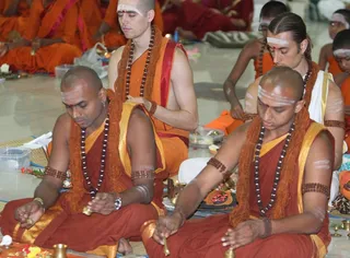 https://nithyananda.org/sites/default/files/photo-gallery/2014-09sep-22nd-nithyananda-diary_IMG_8422_bidadi-paduka-puja.JPG?1411458677