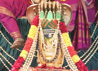 https://nithyananda.org/sites/default/files/photo-gallery/2014-09sep-22nd-nithyananda-diary_IMG_8433_bidadi-temple-swayambu-linga.JPG?1411458710