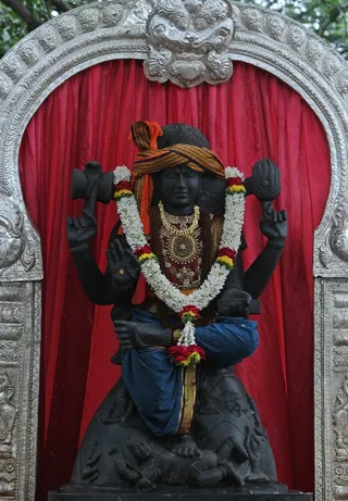 https://nithyananda.org/sites/default/files/photo-gallery/2014-09sep-22nd-nithyananda-diary_IMG_8449_bidadi-temple-dakshinamurthi.JPG?1411459175