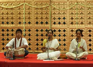 https://nithyananda.org/sites/default/files/photo-gallery/2014-09sep-27-nithyananda-diary_IMG_9610_bidadi-nithya-kirtan-devotees-singing.JPG?1412408245