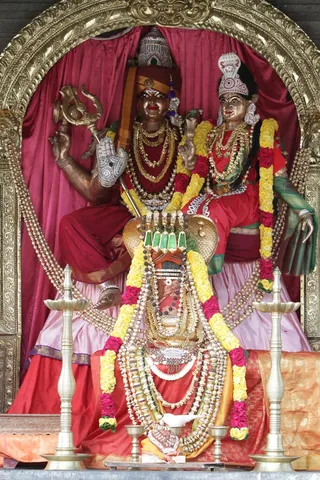https://nithyananda.org/sites/default/files/photo-gallery/2014-11nov-12th-nithyananda-diary_IMG_5900_bidadi-temple-sanctum-nithyanandeshwara-nithyanandeshwari-swayambu-lingam.JPG