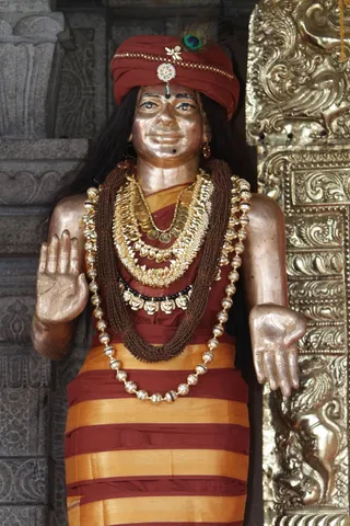 https://nithyananda.org/sites/default/files/photo-gallery/2014-11nov-12th-nithyananda-diary_IMG_5908_bidadi-temple-sanctum-swami-nithyananda.JPG