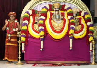 https://nithyananda.org/sites/default/files/photo-gallery/2014-11nov-28th-nithyananda-diary_IMG_9553_bidadi-swamiji-blessing_0.JPG?1417198942