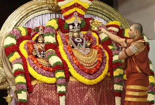 https://nithyananda.org/sites/default/files/photo-gallery/2014-11nov-29th-nithyananda-diaryIMG_9910_bidadi-deity-aarti.JPG?1417256713