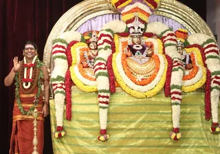 https://nithyananda.org/sites/default/files/photo-gallery/2014-11nov-30th-nithyananda-diary_IMG_9674_bidadi-swamiji-blessing-deities-nithyanandeshwara-nithyanandeshwari-swami.JPG?1417371261
