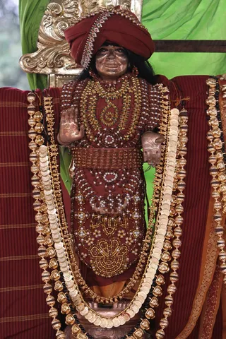 https://nithyananda.org/sites/default/files/photo-gallery/2014-11nov-30th-nithyananda-diary_IMG_9681_bidadi-pratyaksha-moorthi-of-swamiji.JPG?1417371261
