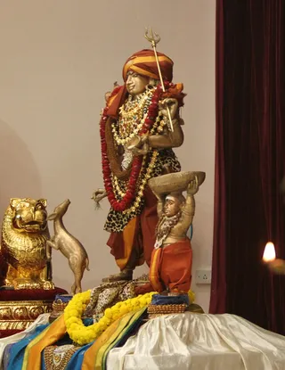 https://nithyananda.org/sites/default/files/photo-gallery/2014-11nov-30th-nithyananda-diary_IMG_9904_bidadi-deity-bikshadan.JPG?1417371261