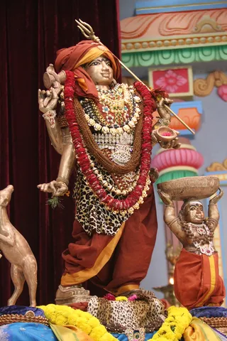 https://nithyananda.org/sites/default/files/photo-gallery/2014-11nov-30th-nithyananda-diary_IMG_9988_bidadi-deity-bikshadan.JPG?1417371261