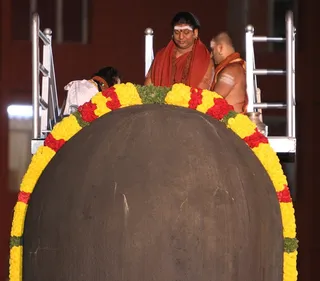 https://nithyananda.org/sites/default/files/photo-gallery/2014-12dec-01st-nithyananda-diary_IMG_9761_bidadi-rudrabisekam.JPG?1417438575